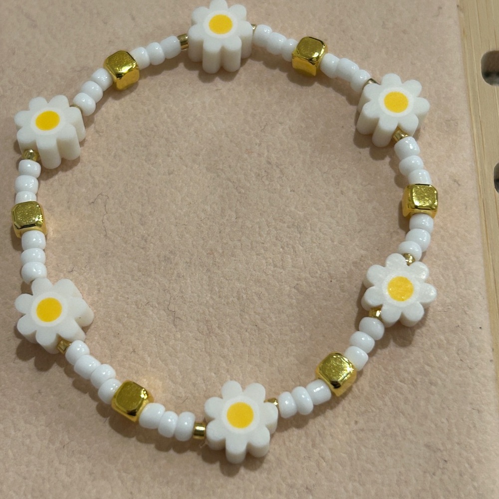 White and Yellow Daisy Beaded Bracelet